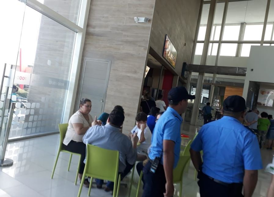 Los agentes en Galerías Santo Domingo. LA PRENSA/ Leonor Álvarez