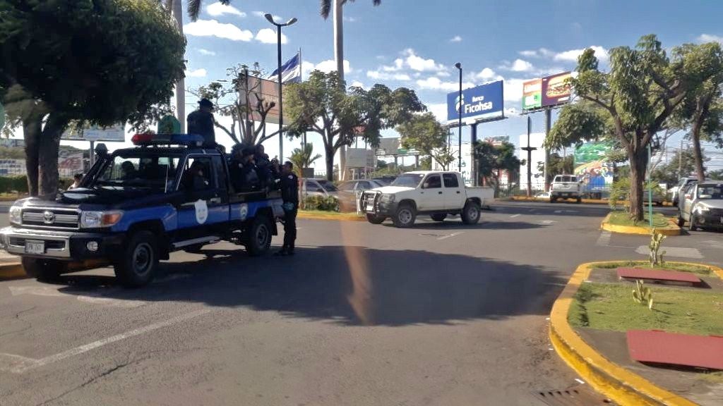 La Policía Orteguista patrulla en el parqueo de Metrocentro. LA PRENSA/Leonor Alvarez