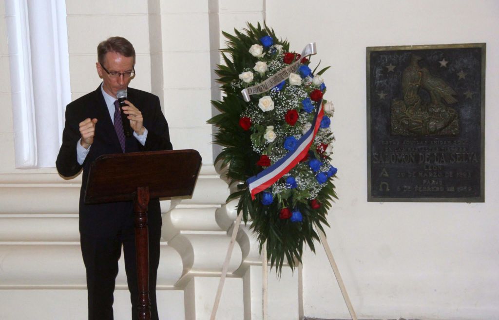 El embajador de Francia en Nicaragua, Phillipe Letrilliart, durante el acto en la Catedral de León. LA PRENSA/ EDDY LÓPEZ