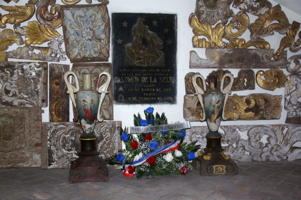 La ofrenda floral fue puesta en la tumba del poeta Salomón de la Selva, quien participó en la llamada Gran Guerra. LA PRENSA EDDY LÓPEZ