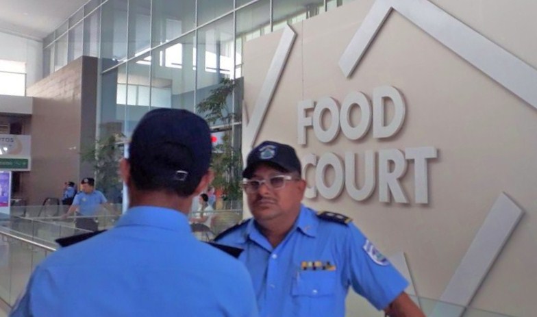 Decenas de policías fueron desplegados desde este domingo en los centros comerciales de Managua. LA PRENSA/LEONOR ÁLVAREZ