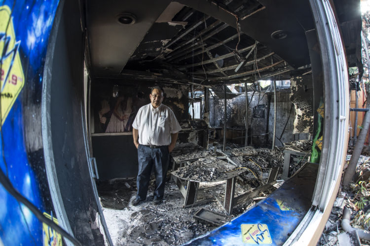 Anibal Toruño, entre escombros, paredes quemadas y equipos de transmisión consumidas por el incendio que simpatizantes del FSLN le prendieron fuego a la Radio Darío. LA PRENSA/Óscar Navarrete