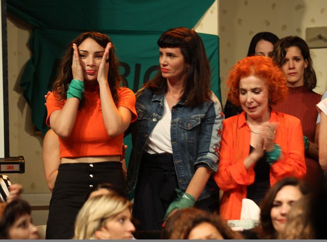 La actriz argentina Thelma Fardín (c) rodeada de multitud de actrices argentinas, reveló en una conferencia de prensa que presentó una denuncia en Nicaragua contra Darthés. LA PRENSA/ EFE/ Marina Guillén