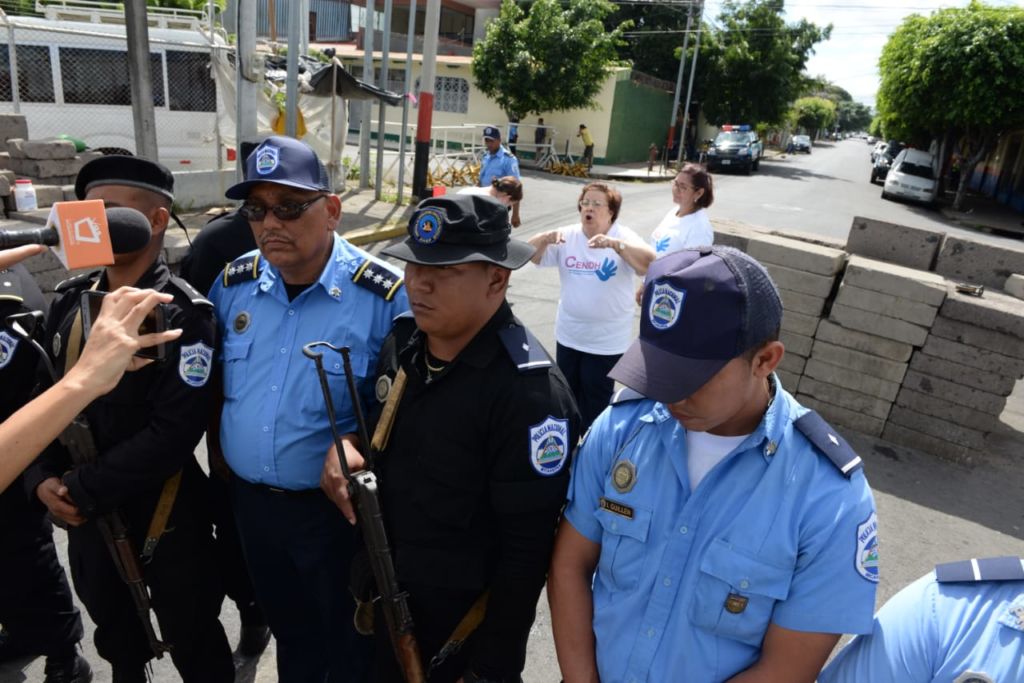Funcionarios del Centro Nicaragüense de los Derechos Humanos (Cenidh) se atrincheran luego del allanamiento de la Policía Orteguista. LA PRENSA/URIEL MOLINA