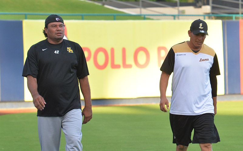 El coach de picheo y cerrador Vicente Padilla con el mánager de los Leones de León, Sandor Guido. LA PRENSA/JADER FLORES