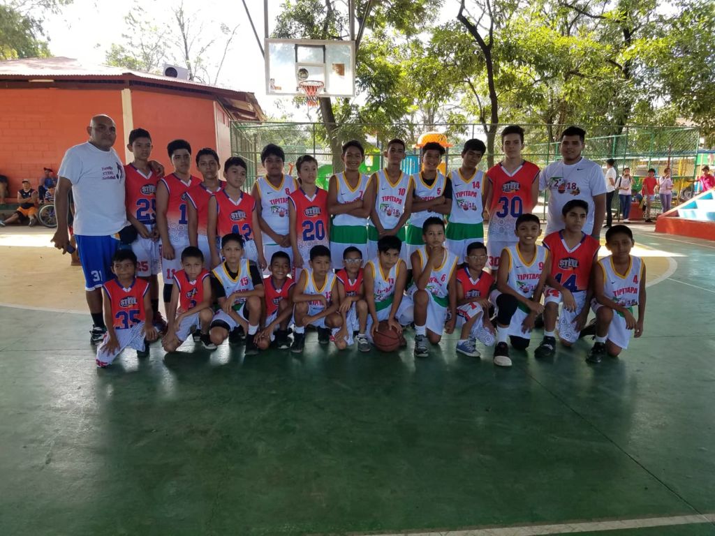 Niños basquebolistas de Managua y Tipitapa se unieron a la causa de la recolecta de juguetes en Tipitapa. Foto Cortesía Harold Barberena.
