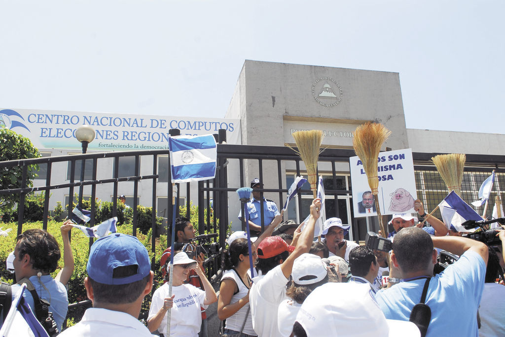 El poder electoral está cuestionado por distintos organismos y la oposición por su falta de credibilidad, falta de transparencia y los fraudes electorales. En esta imagen de archivo, una de las tantas protestas que se han realizado en la sede central. LA PRENSA/ CARLOS MALESPÍN/ ARCHIVO