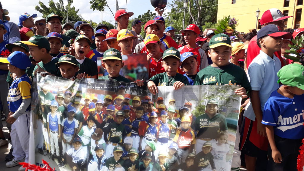 Desde muy temprano los niños llegaron al parque Luis Alfonso para rendir homenaje a Roberto Clemente. Foto Rosa Membreño.
