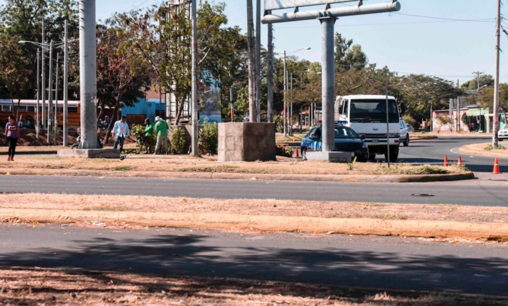 Las pequeñas barricadas están siendo construidas en semáforos de las principales avenidas de Managua y en costados de rotondas. LA PRENSA/ ROBERTO FONSECA