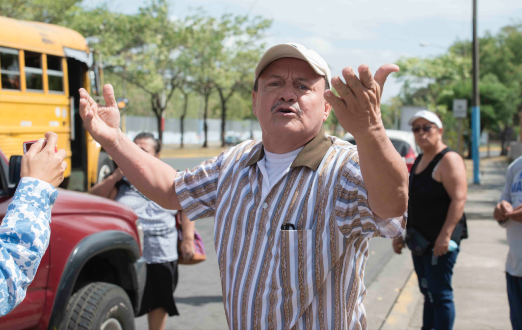 Fanáticos orteguistas insultando a periodistas de LA PRENSA afuera de la Asamblea Nacional. LA PRENSA/ URIEL MOLINA