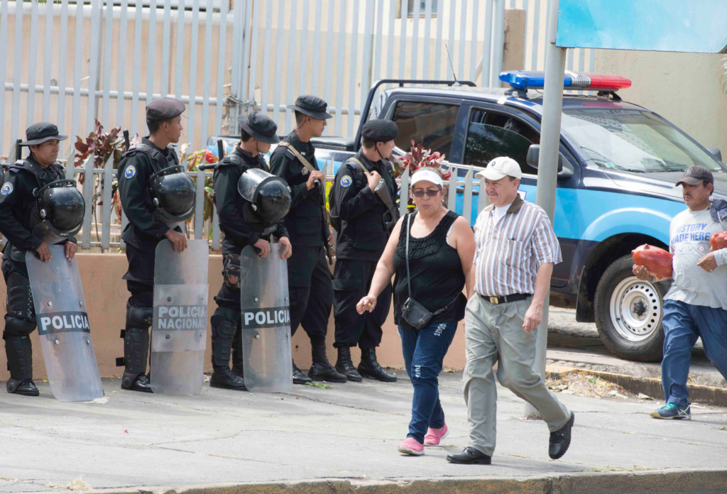 Mientras los iracundos orteguistas ofendían al equipo de LA PRENSA, apareció un propagandista del régimen para grabar la escena. LA PRENSA/ URIEL MOLINA
