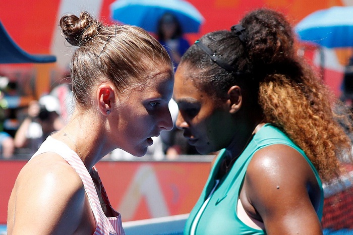 La estadounidense Serena Williams (derecha) se cruza con la checa Karolina Pliskova durante un partido de cuartos de final del Abierto Australia que se disputa este miércoles en Melbourne (Australia). LA PRENSA/EFE/ Ritchie Tongo