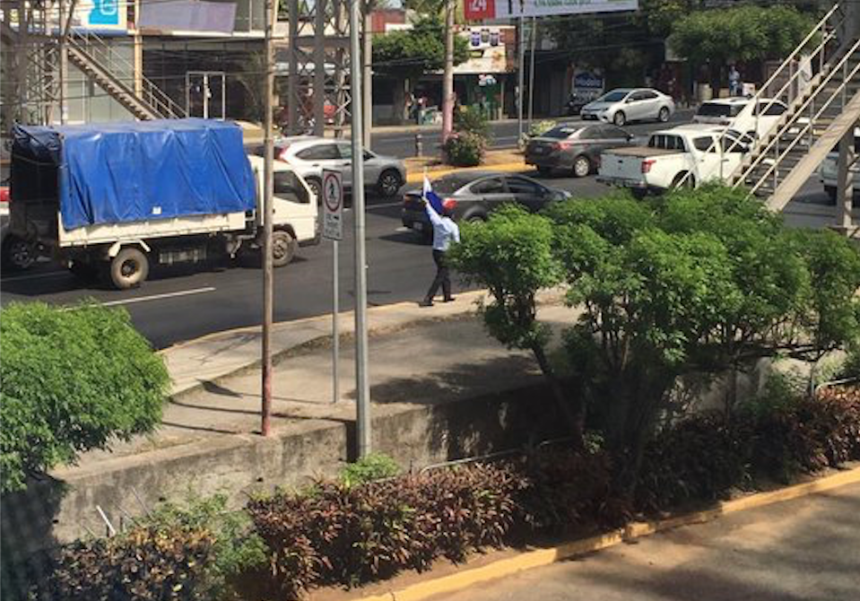 Avil Ramírez Mayorga, secuestrado por portar una bandera de Nicaragua. Esta foto fue tomada por un ciudadano cuando se encontraba en la carretera pacíficamente. LA PRENSA/ Tomada de Twitter