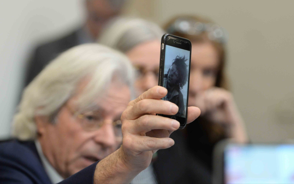 El diputado del Parlamento Europeo, Javier Nart, muestra una fotografía en su juventud cuando se unió a la lucha del FSLN en Nicaragua. Lamentó el rumbo que tomó el partido de gobierno. LA PRENSA/ ÓSCAR NAVARRETE