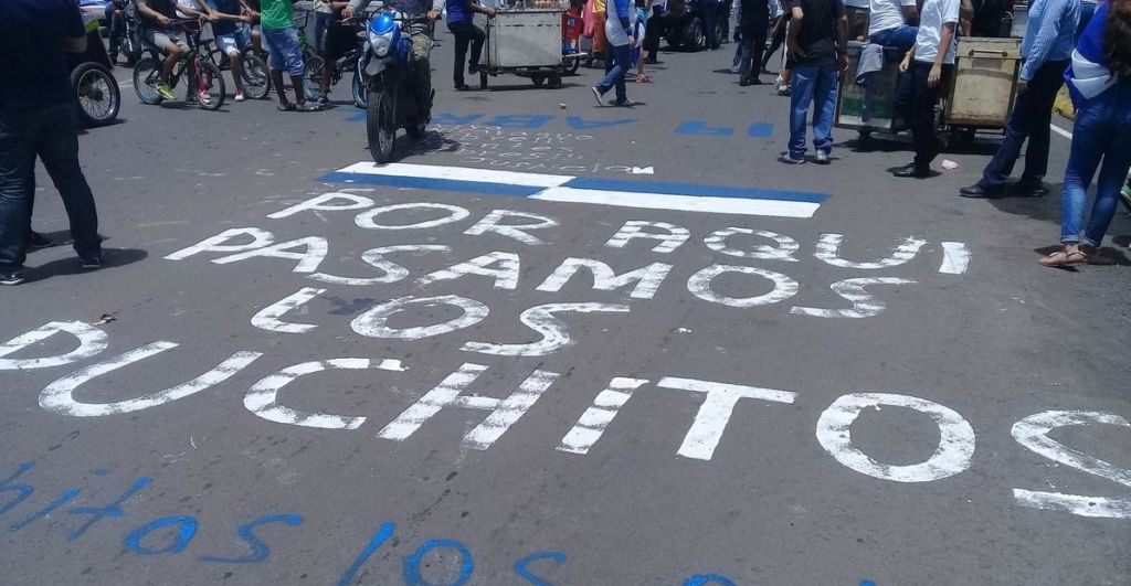En una de las protestas contra el régimen de Daniel Ortega, los manifestantes escribieron en el asfalto: "por aquí pasaron los puchitos". LA PRENSA/ Cortesía