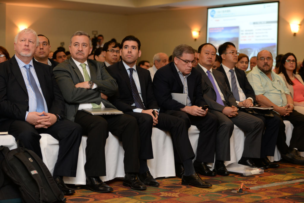 En la foto, el día en que Ortega entregó la concesión al empresario chino, Wang Ying. FOTO: LA PRENSA/ ARCHIVO/ AP