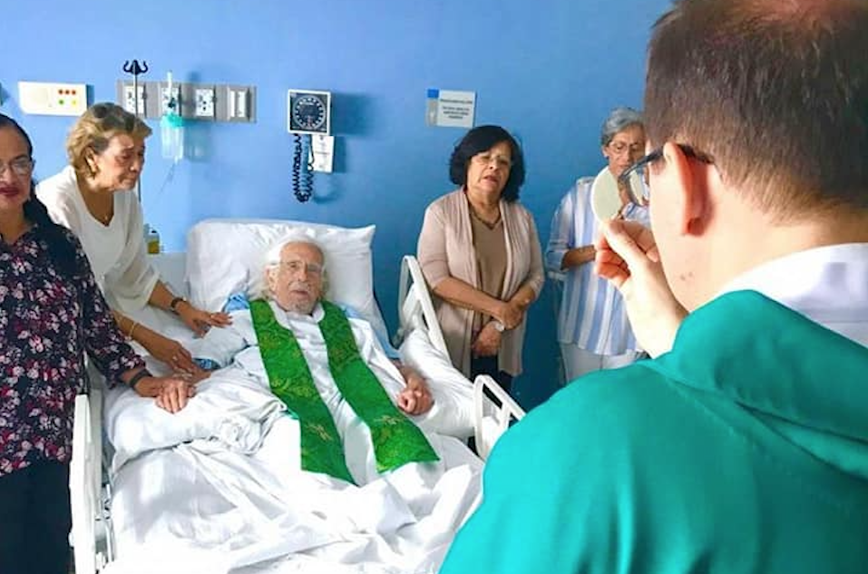 El Nuncio Apostólico realizó un servicio religioso al poeta Ernesto Cardenal, quien se encuentra hospitalizado en Managua. LA PRENSA/ Cortesía