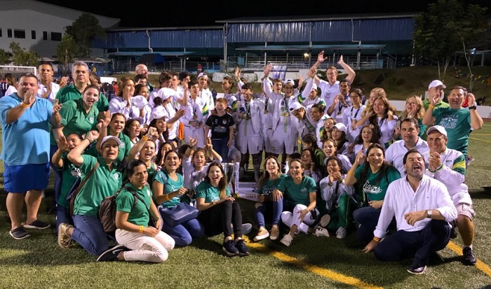 La delegación del Colegio Americano Nicaragüense celebró a lo grande el triunfo de los Tigres en el torneo de futbol masculino AASCA. LA PRENSA/CORTESÍA