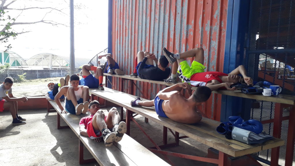 Los ejercicios abdominales deben realizarlos en tablas. Foto Rosa Membreño.