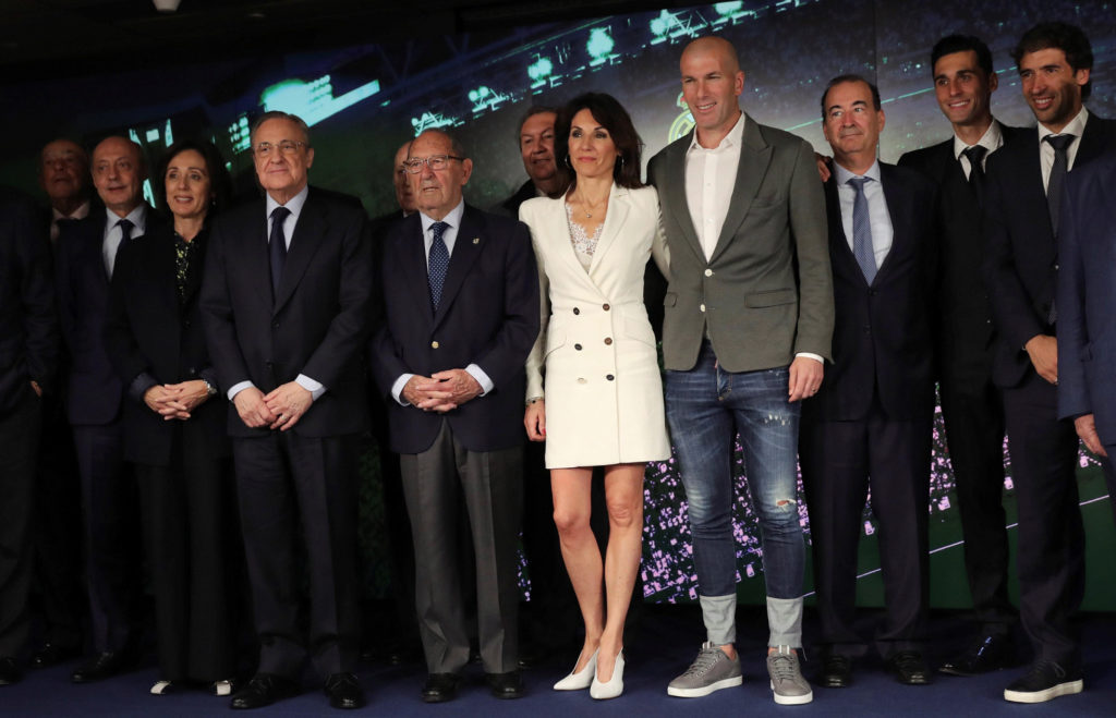 Zinedine Zidane junto a la directiva del Real Madrid. LA PRENSA/ EFE