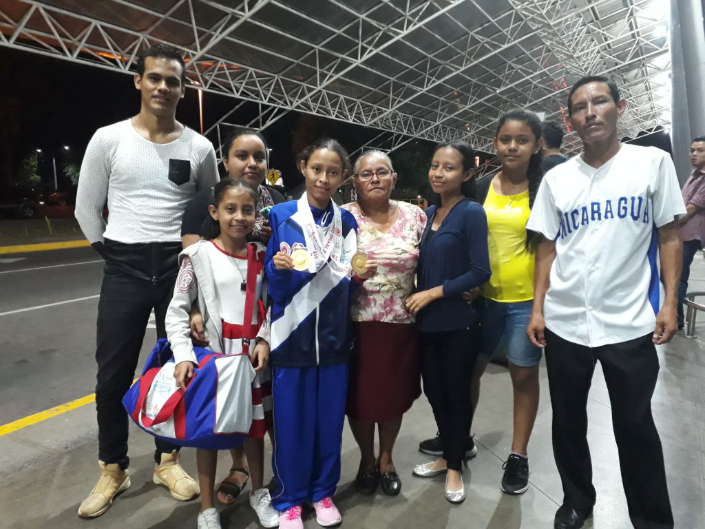 Sugeyling Pérez luce orgullosa sus dos medallas de oro junto a sus familiares. Foto Rosa Membreño.