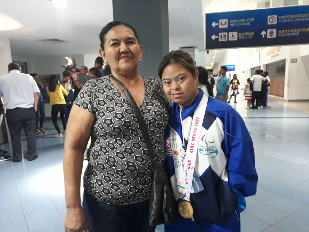 Marjourie Solano junto a su orgullosa mamá la noche del viernes en el Aeropuerto Augusto C. Sandino. Foto Rosa Membreño.