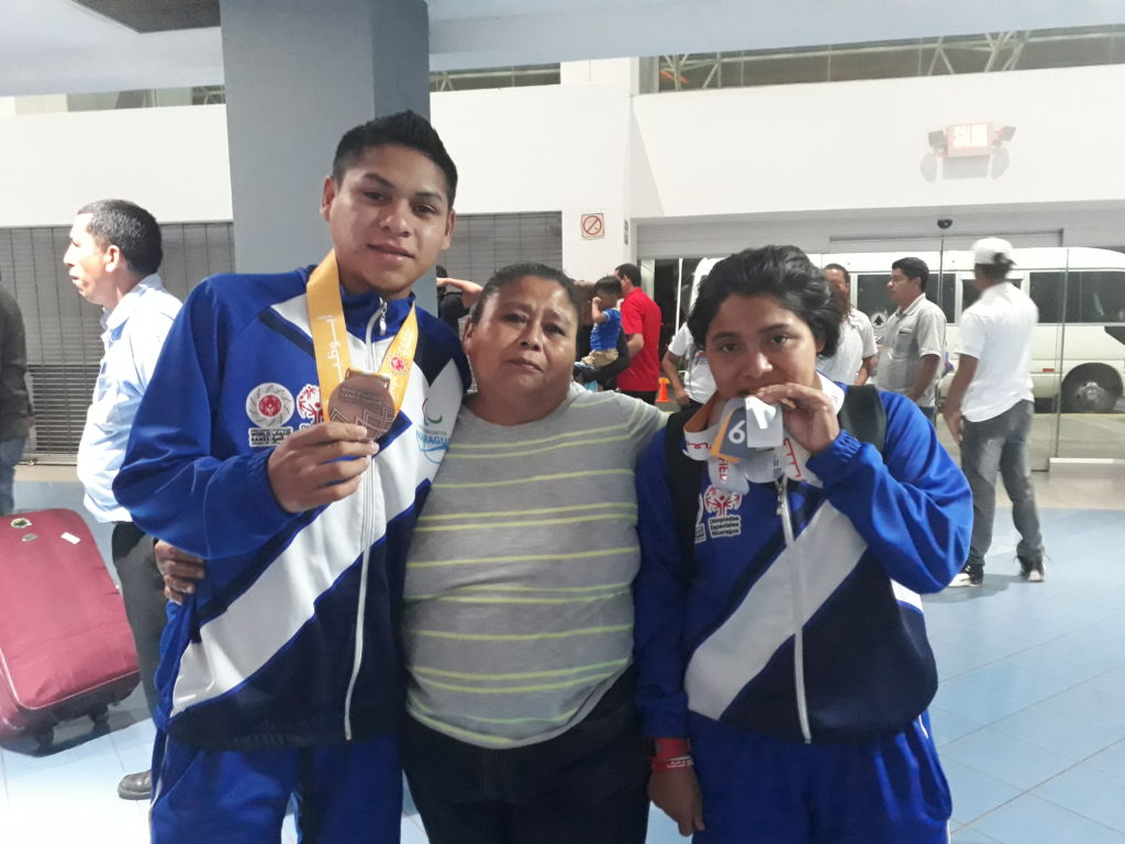 El llanto fue inevitable cuando nuevamente padres e hijos se reencon traron el viernes en el Aeropuerto Agusto C. Sandino. Foto Rosa Membreño.