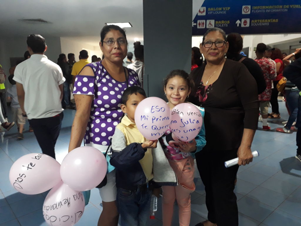 Los familiares recibieron a los atletas con gran algarabía la noche del viernes en el Aeropuerto Agusto C. Sandino. Foto Rosa Membreño.