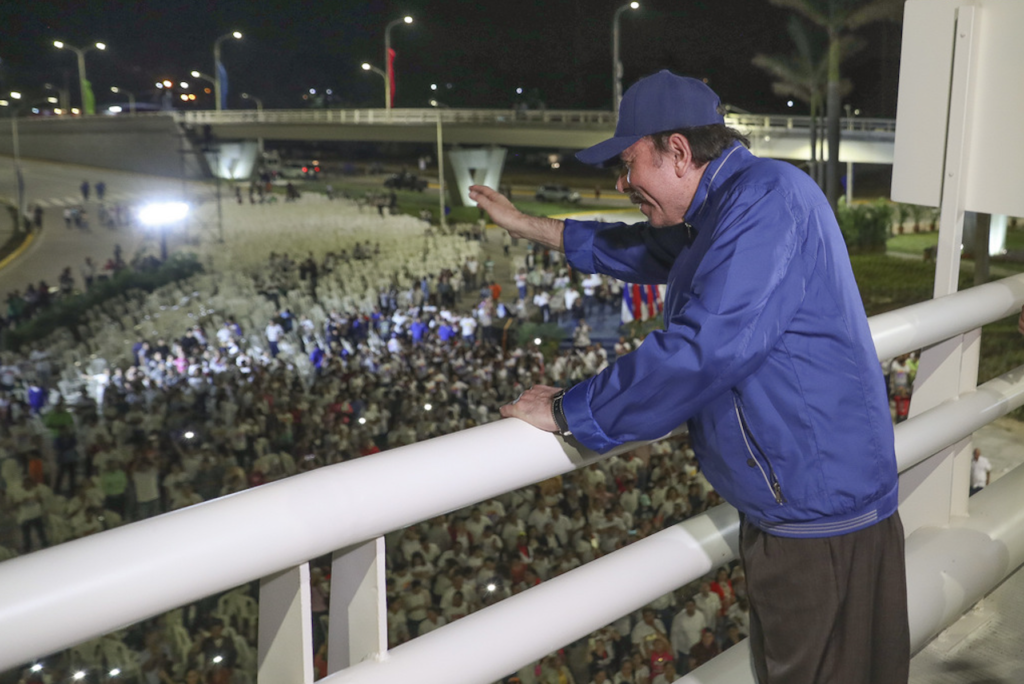 Daniel Ortega despidiéndose de sus pocos seguidores presentes durante la inauguración del paso a desnivel del 7 Sur. LA PRENSA/ TOMADA DE EL 19