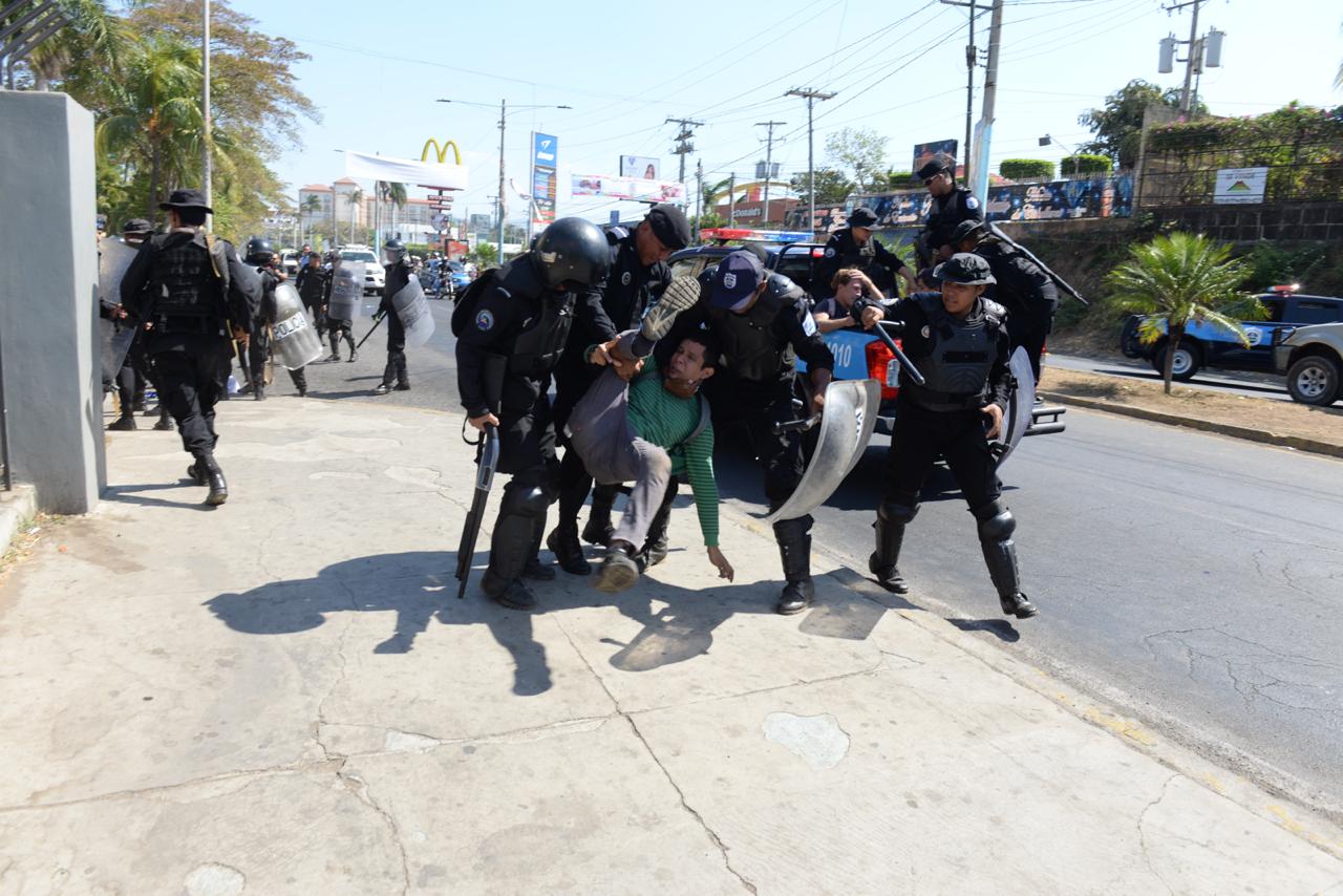 Los manifestantes detenidos y agredidos por la Policía Orteguista solo portaban banderas para protestar. LA PRENSA/ ÓSCAR NAVARRETE