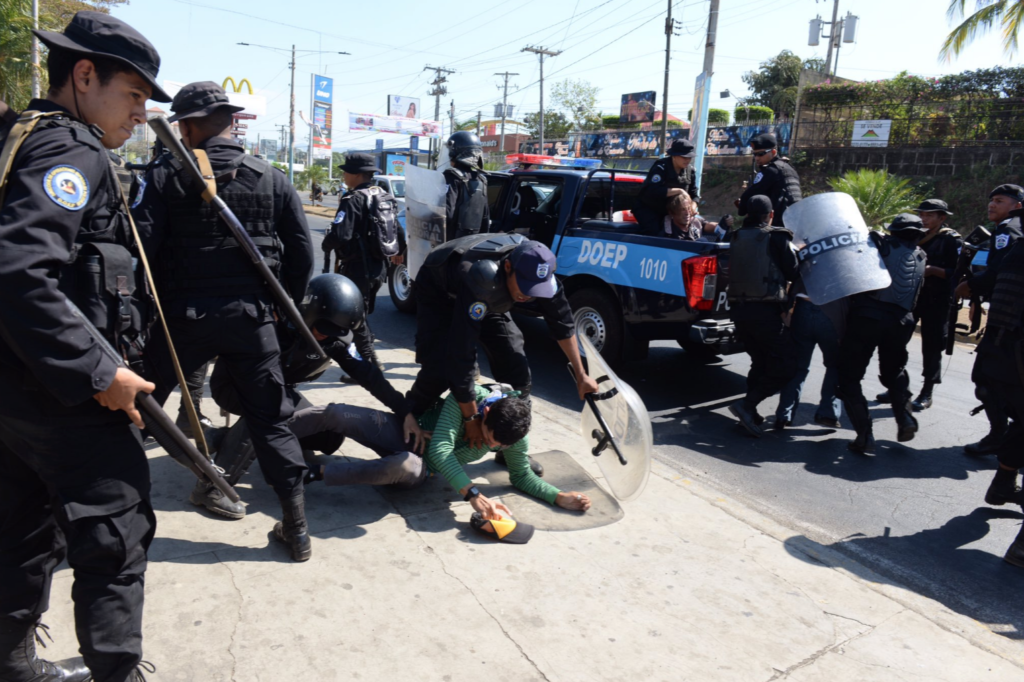 Varios manifestantes fueron capturados por los antimotines, entre ellos Flor Ramírez, la señora del huipil azul y blanco que no falta en las marchas. LA PRENSA/ÓSCAR NAVARRETE