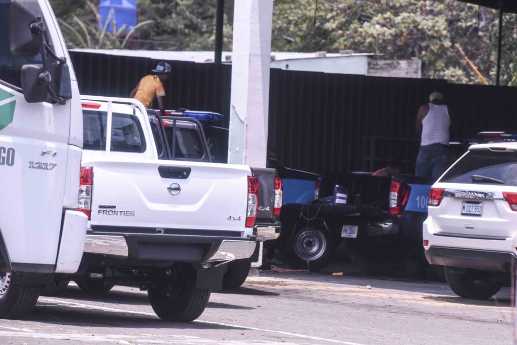 Las camionetas son llevadas este viernes a un taller para pintarlas como patrullas. En el interior del taller habían otras ya pintadas