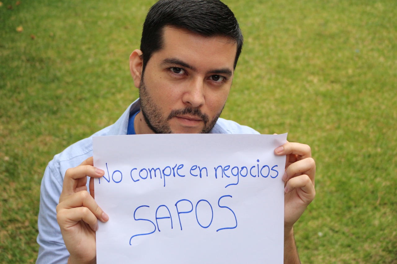 Como forma de protesta pacífica, el activista Yaser Morazán defiende las campañas de boicot contra los negocios que tienen relación con el régimen orteguista. LA PRENSA/CORTESÍA