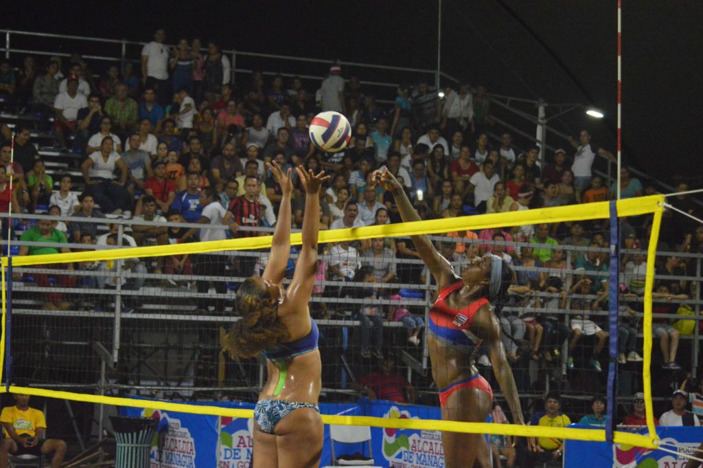 Ante un gran público, Nicaragua y Cuba disputaron la medalla de oro del Circuito Norceca de Voleibol de Playa en el Paseo Xolotlán, de Managua. Foto Cortesía FNVB.