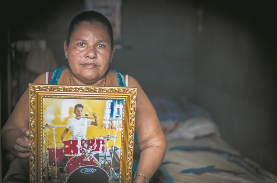 Yadira Córdoba, con el retrato de su hijo Orlando Aguirre Córdoba, asesinado durante el ataque de la Policía Orteguista a la marcha del 30 de mayo de 2018. O. Navarrete/LA PRENSA
