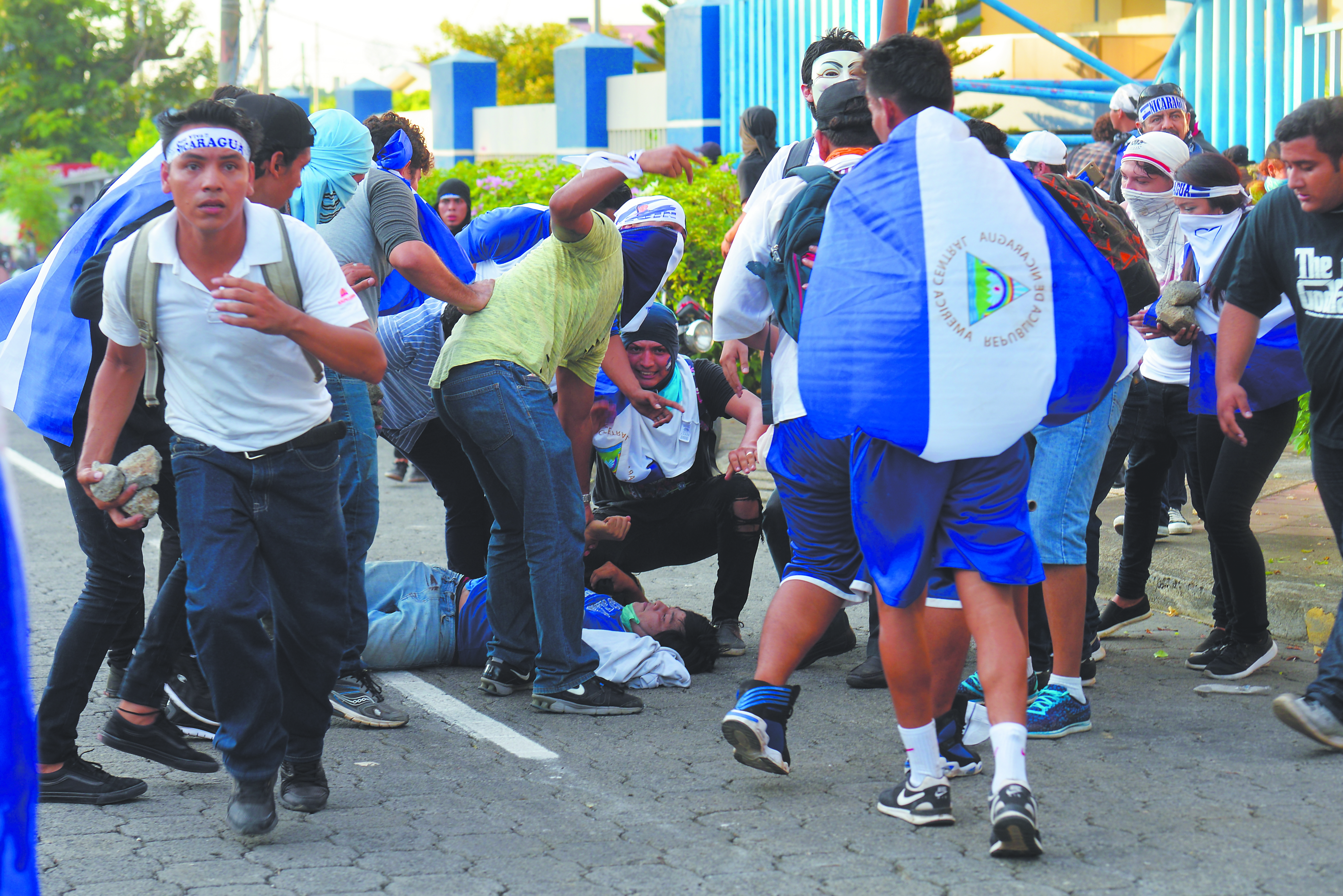 A las cinco de la tarde los manifestantes llegaron a la rotonda Rubén Darío y fue cuando se escucharon los primeros disparos. Foto Jader Flores/ LA PRENSA