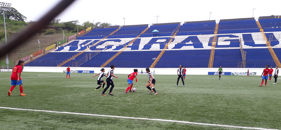 Duelo que ganó la UNAN-Mangua a Diriangén el domingo en el Estadio Nacional de Futbol. Foto Rosa Membreño.