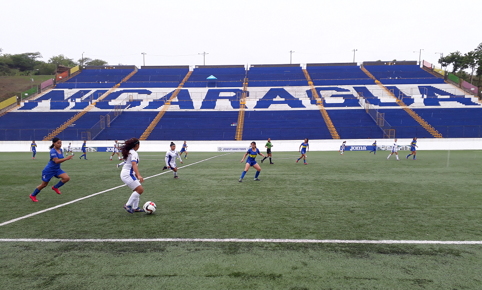 Choque entre Águilas de León y Managua FC el domingo en el Estadio Nacional de Futbol. Foto Rosa Membreño.