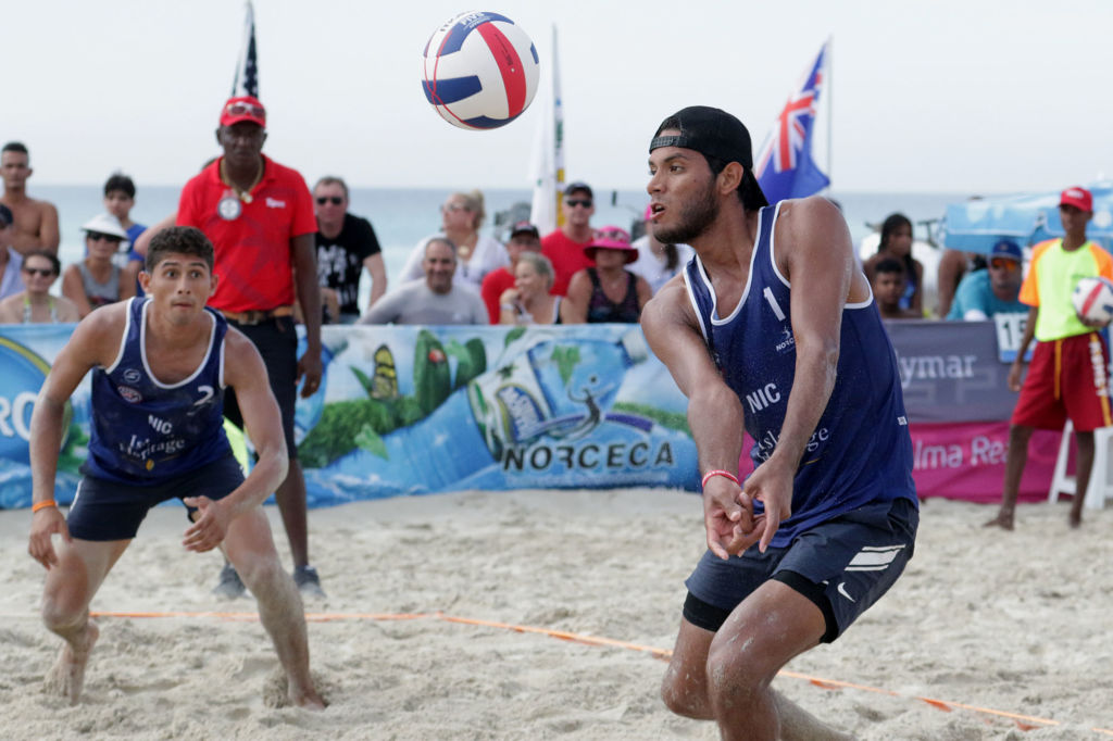 Rubén Mora (derecha) durante su competición en Cuba con Denis López en mayo del presente año en el Circuito Norceca. Foto Cortesía FNVB.