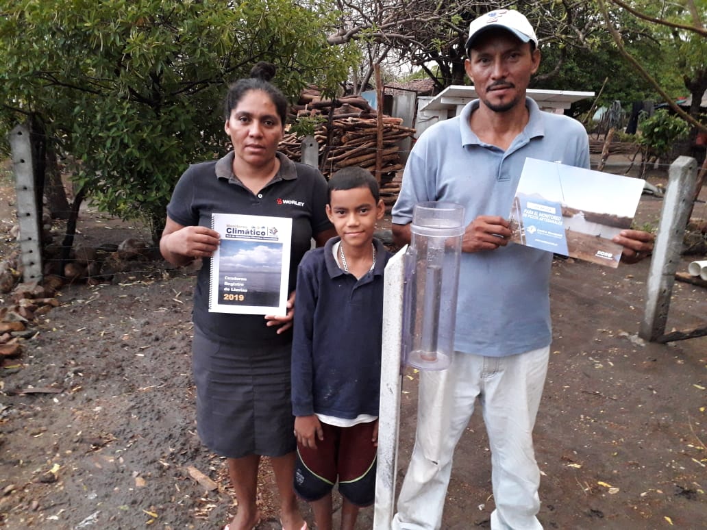 Dormus comparte sus conocimientos con los campesinos de la zona, ahora no solo ella sabe leer el pluviómetro. LA PRENSA/Cortesía
