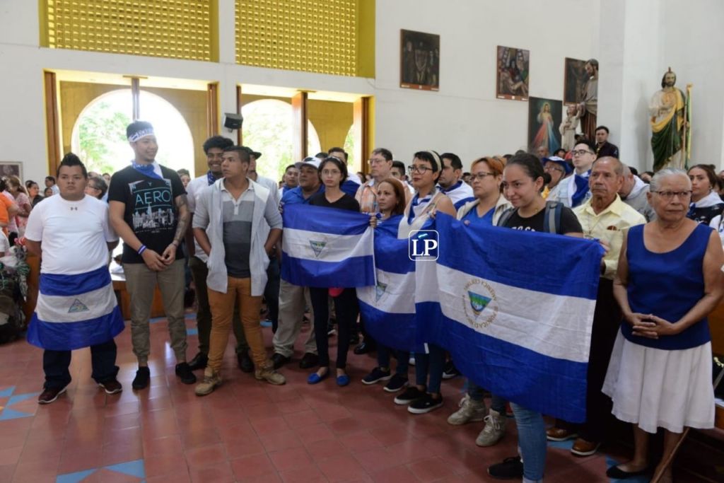 Varios de los excarcelados asistieron a la celebración religiosa por la libertad de los presos políticos. LA PRENSA/U. Molina