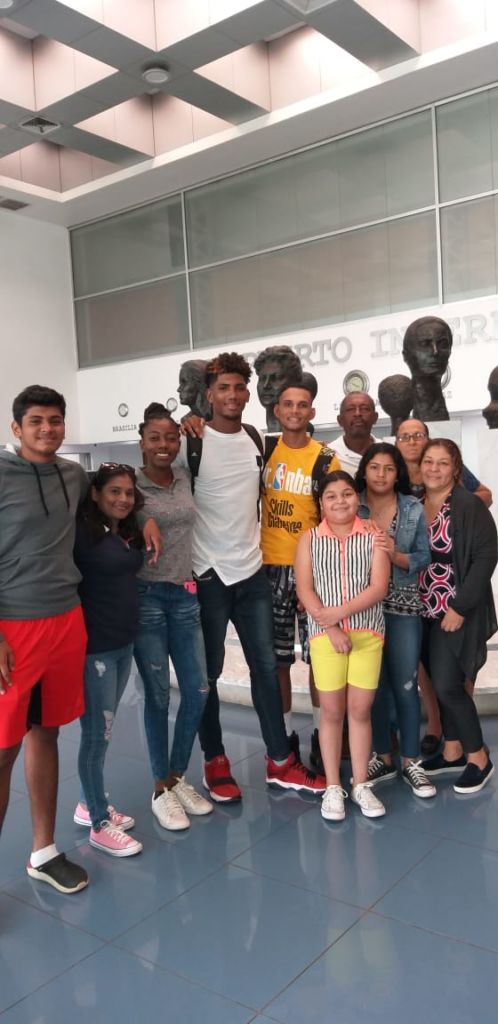 Cuando Norchad Omier partió el domingo a MIami fue despedido por sus familiares y amigos. Foto Cortesía Camilo Ulloa.