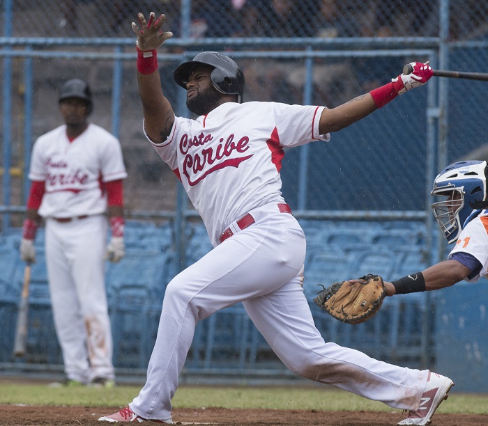 Dwight Britton disparó un jonrón de tres carreras en el segundo inning, para abonar al triunfo de la Costa Caribe sobre el San Fernando, este sábado en el estadio Stanley Cayuasso de Managua. LA PRENSA/Jader Flores