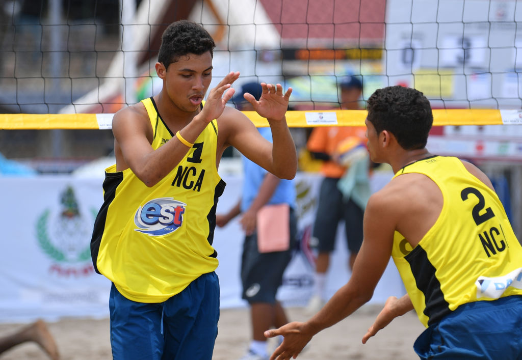 Jefferson Cascante (1) y Denis López (2) en el Mundial de Voleibol Playa Sub-21 en Tailandia hace un mes. Foto Cortesía FNVB.