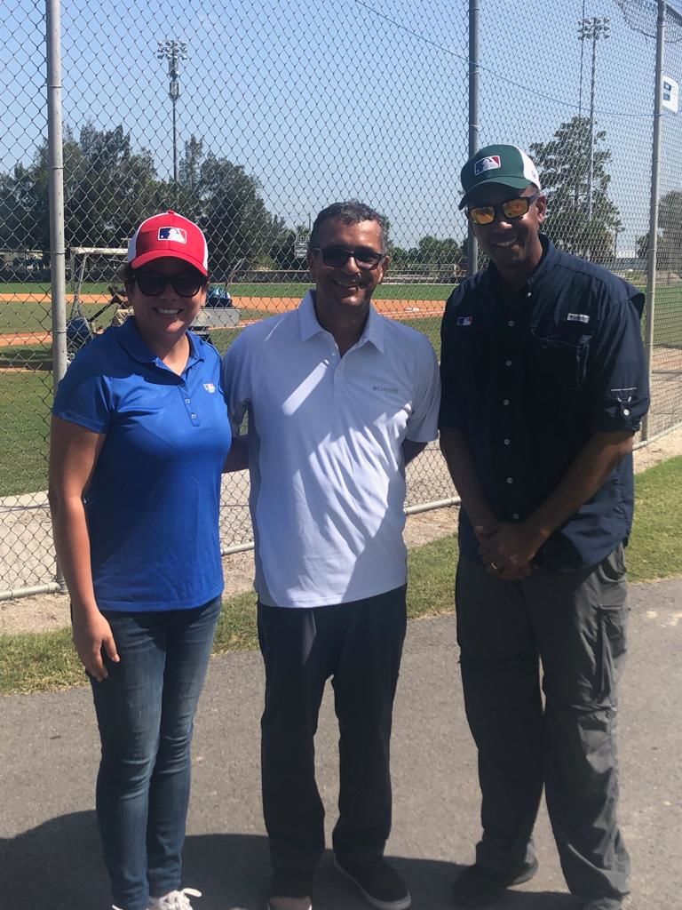 Priscilla Cisneros junto a Ismael Cruz y Henry Gonzáez en Vero Beach, Florida, Estados Unidos, a finales de julio. Foto Cortesía Priscilla Cisneros.