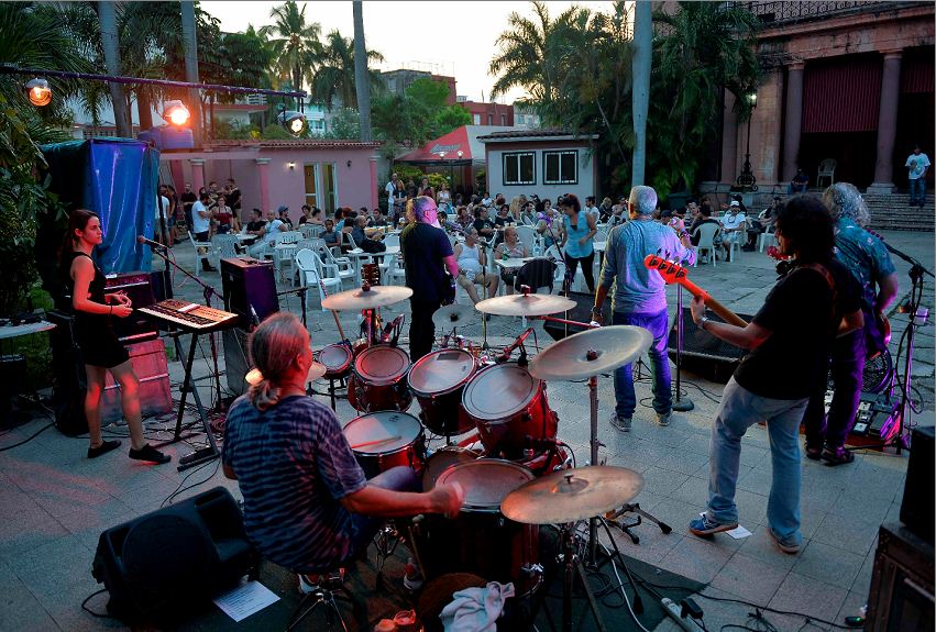 Los “vikingos tropicales del rock cubano” emergen en la Cuba socialista y salsera