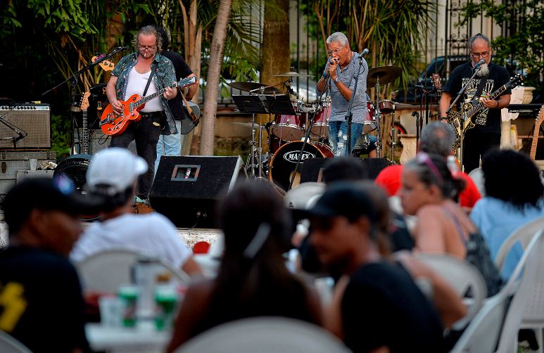 Los “vikingos tropicales del rock cubano” emergen en la Cuba socialista y salsera