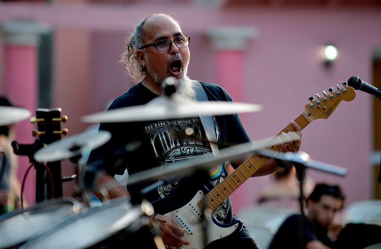 Los “vikingos tropicales del rock cubano” emergen en la Cuba socialista y salsera