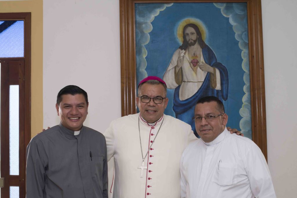 El Obispo René Sándigo junto de sus sacerdotes, en Acoyapa donde brindó esta entrevista para LA PRENSA