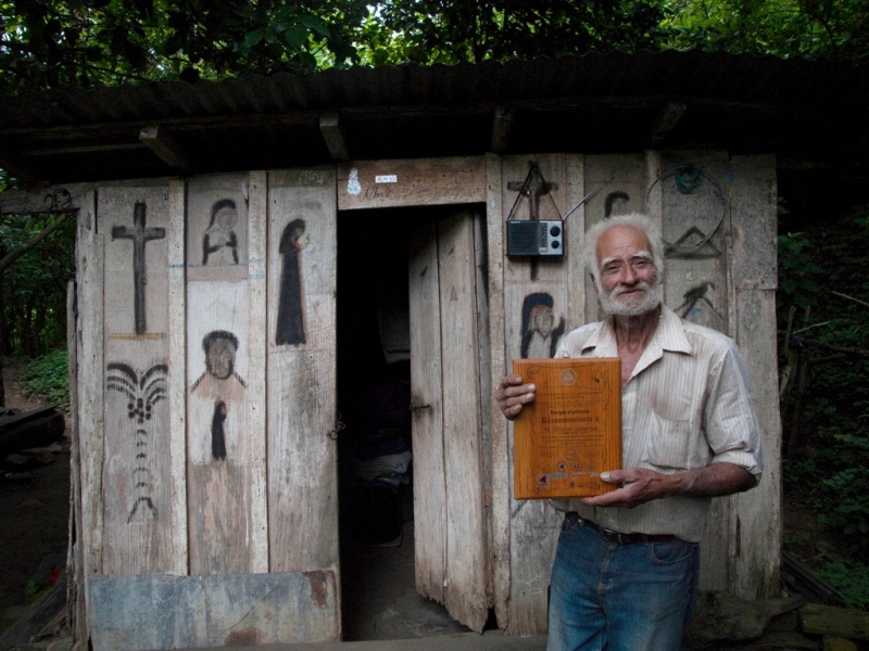 Alberto Gutiérrez, famoso escultor de la comunidad de La Garnacha, Estelí. Ha tallado miles de esculturas en las rocas y sigue viviendo en su casa sin luz ni agua prácticamente aislado de la civilización. Fotografía premiada de María Fernanda Gutiérrez.